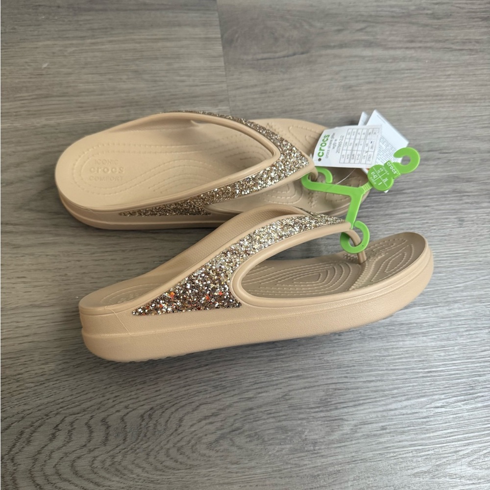 *NWOB* Crocs Women’s Sloane Glitter Wedge Flip Flops Chai/Gold Size 10